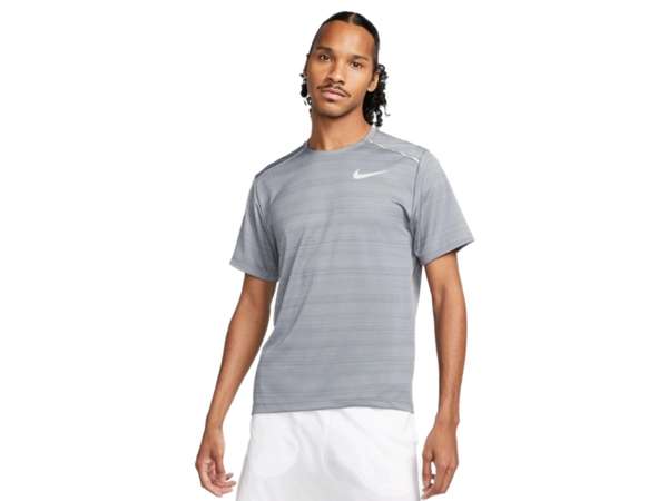 Купить Футболка для бега мужская Nike POLO RUNNING HOMBRE NIKE DF MILER TOP SS в Минске по низким ценам. Описание, фото, стоимость, отзывы. Доставка по Беларуси.