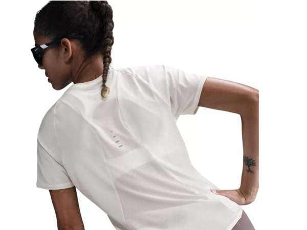 Купить Футболка для бега женская Nike Swift Dri-FIT SS TOP Sail/Reflective Silver в Минске по низким ценам. Описание, фото, стоимость, отзывы. Доставка по Беларуси.